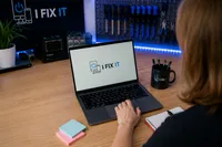Laptop met I FIX IT-logo op het scherm bij ifixIT